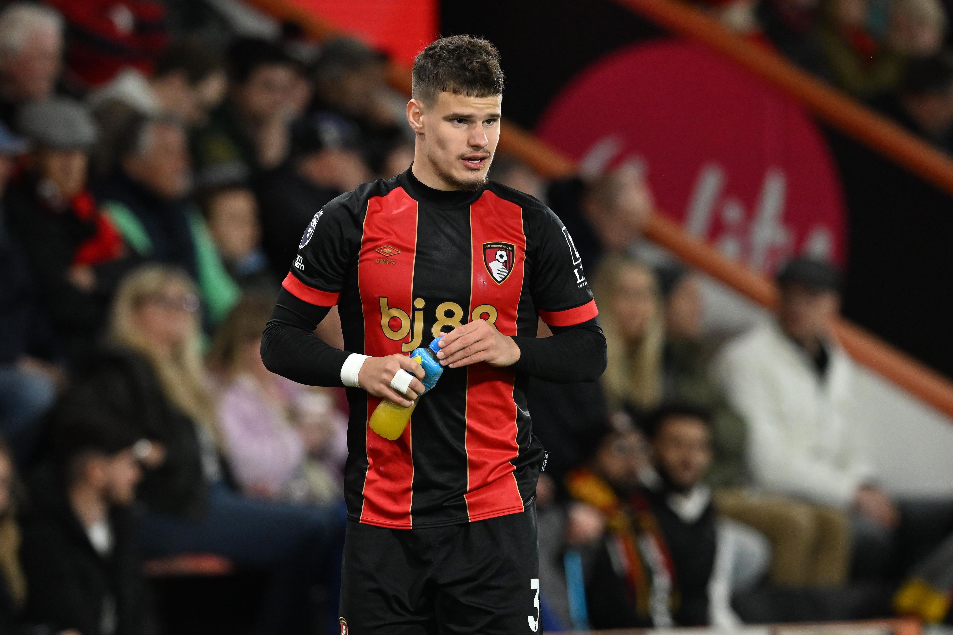 今晚利物浦调整名单以备德甲，官宣签约环节打磨，悬念犹存，年轻球员得到机会的简单介绍